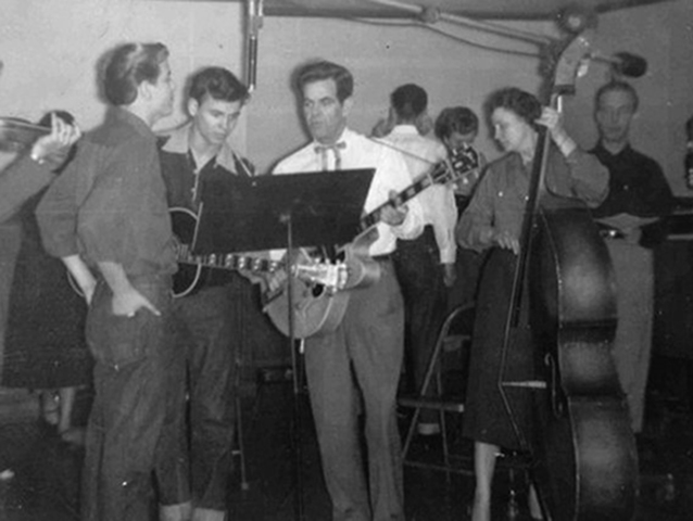 eb-e-family-cas-walker-show-03-08-54